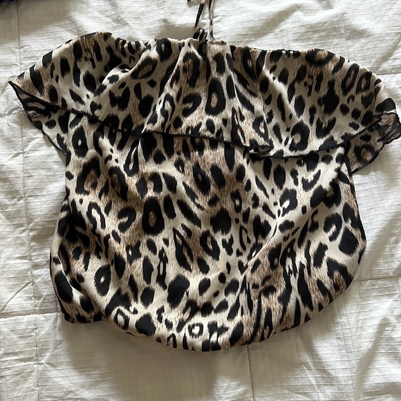 Leopard Print top with ruffle and neck tie. Size small - Picture 1 of 4